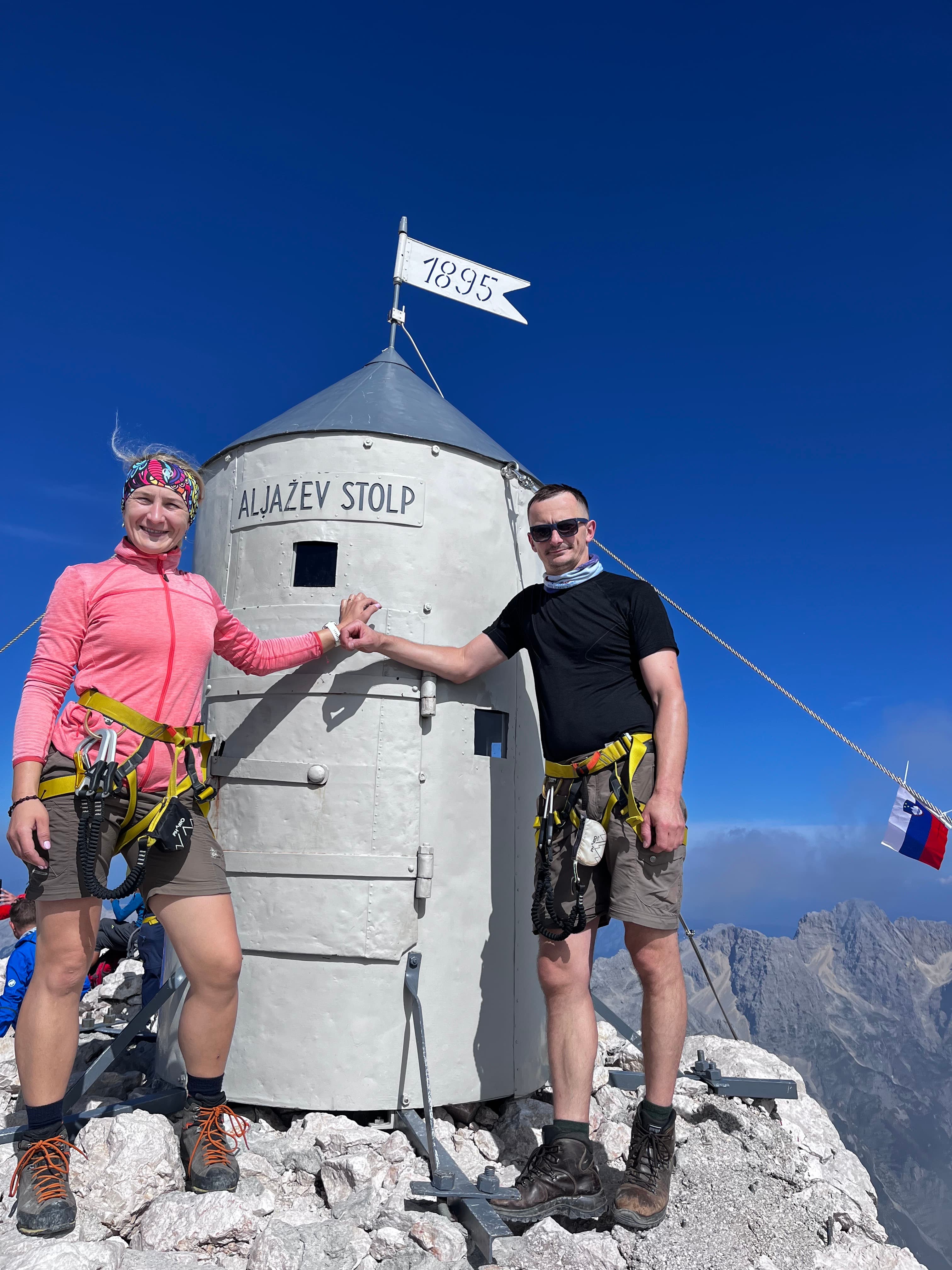 Aljažev Stolp na szczycie Triglavu (2864 m) - charakterystyczna metalowa wieża z flagą Słowenii
