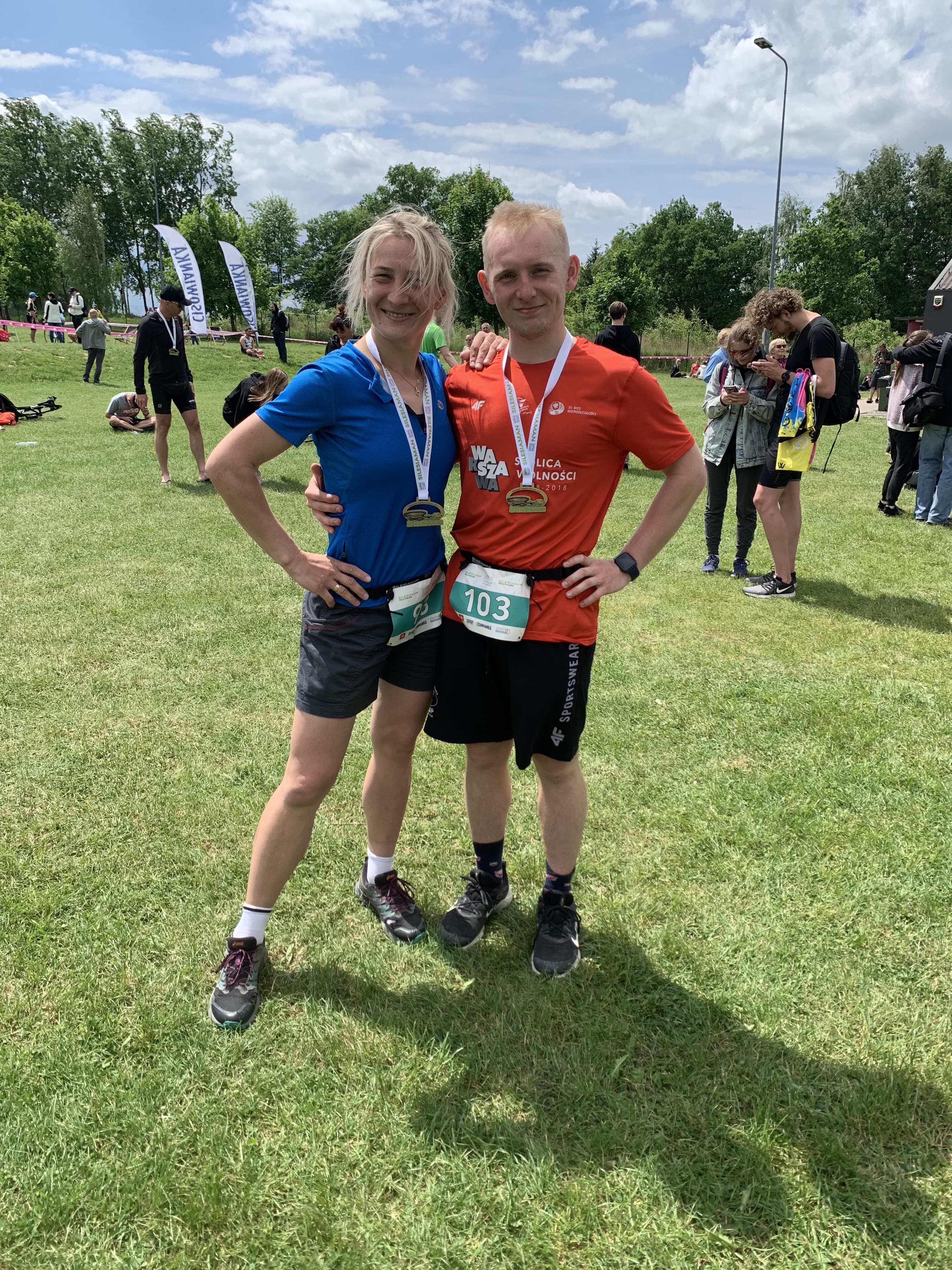 Aleksandra Kost z bratem po ukończeniu zawodów Silesiaman Triathlon Pszczyna 2022
