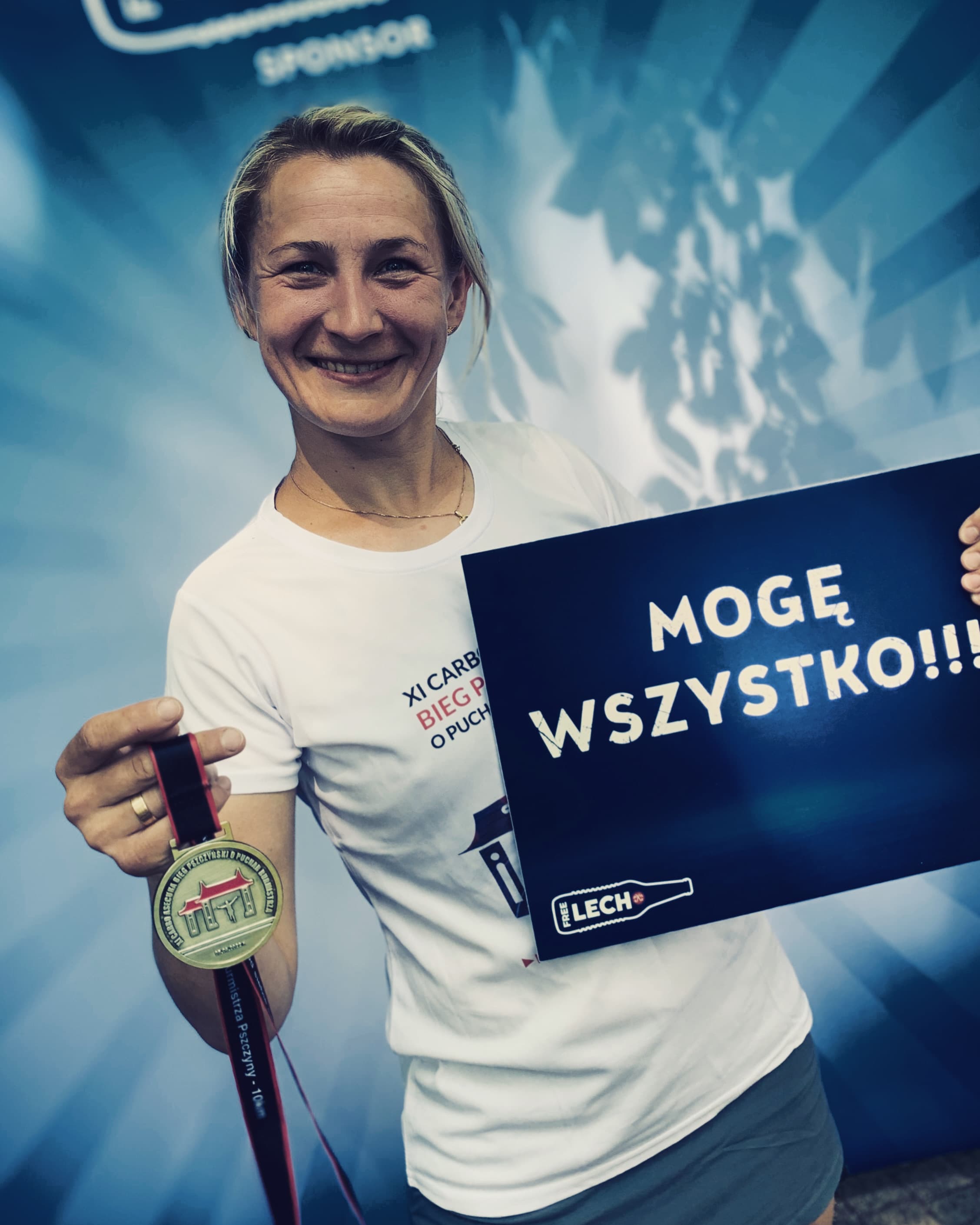 Aleksandra Kost z medalem i tabliczką MOGĘ WSZYSTKO