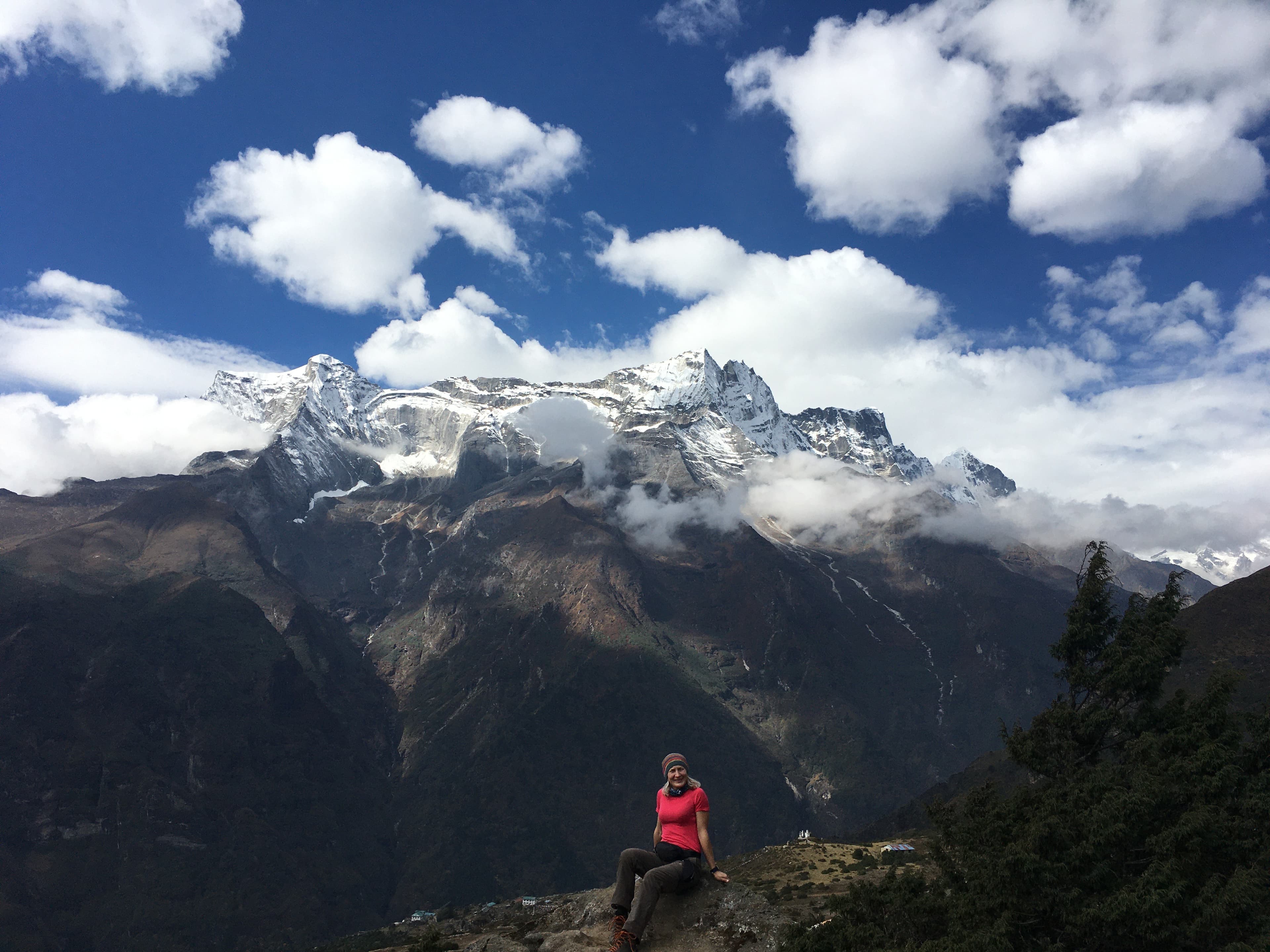 Aleksandra Kost na tle panoramy ośnieżonych szczytów Himalajów