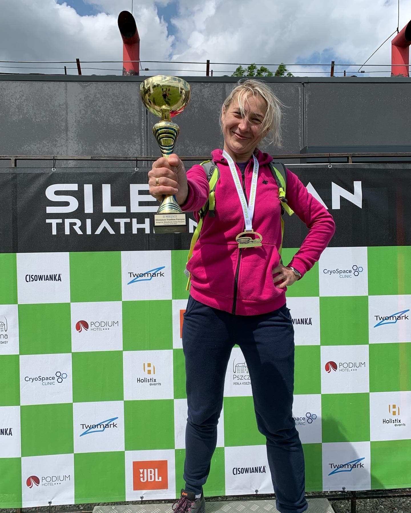 Aleksandra Kost z pucharem za II miejsce w kategorii Mieszkanka Gminy Pszczyna