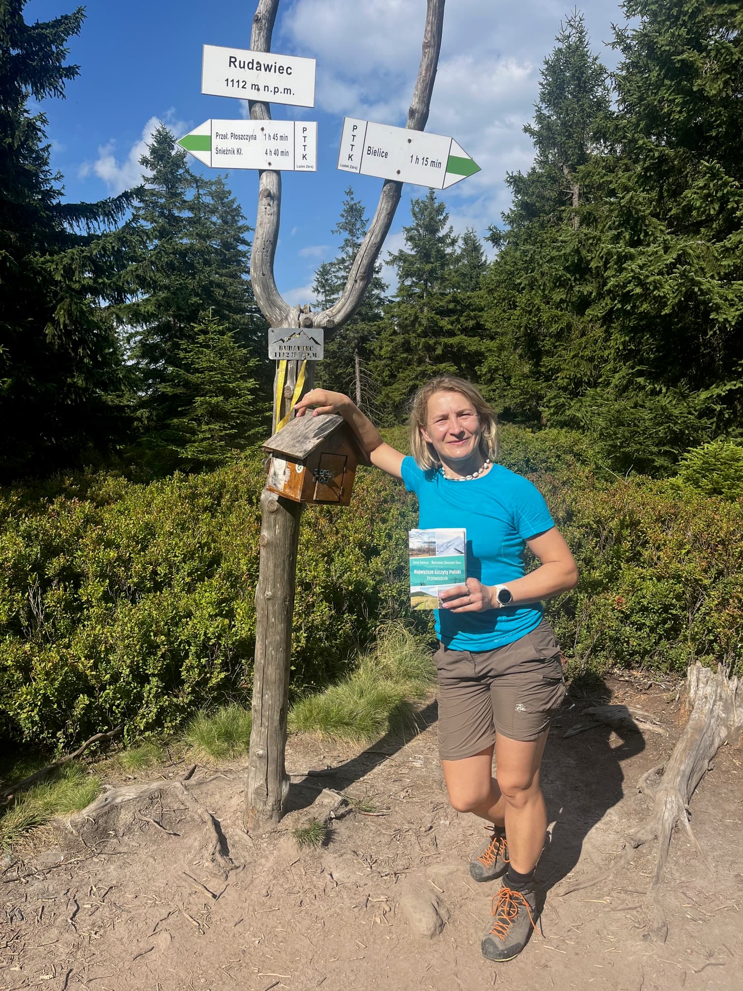 Zdobyty szczyt Rudawiec w Górach Bialskich — moment radości na szlaku