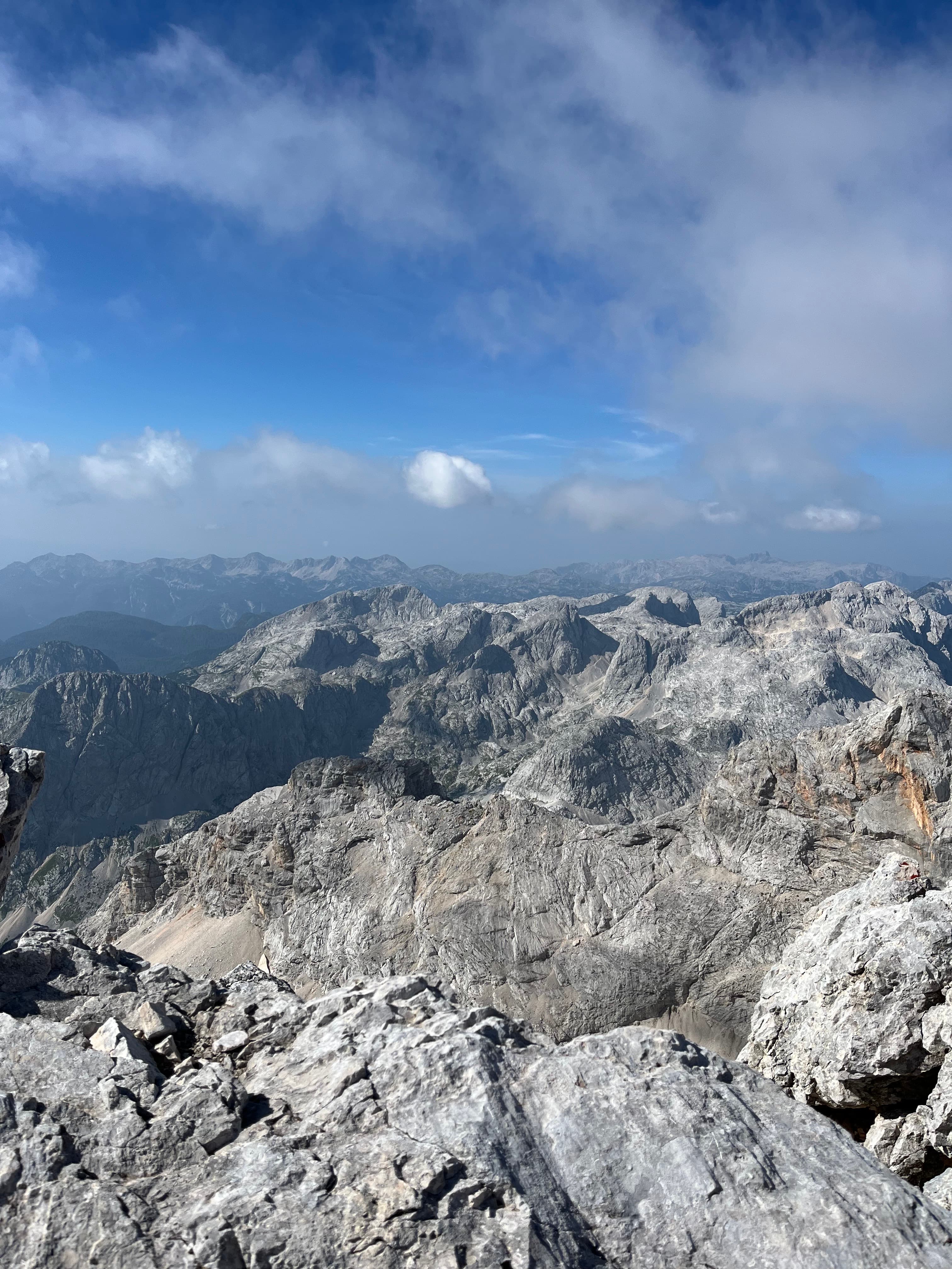 Surowe wapienne skały Alp Julijskich na trasie wyprawy