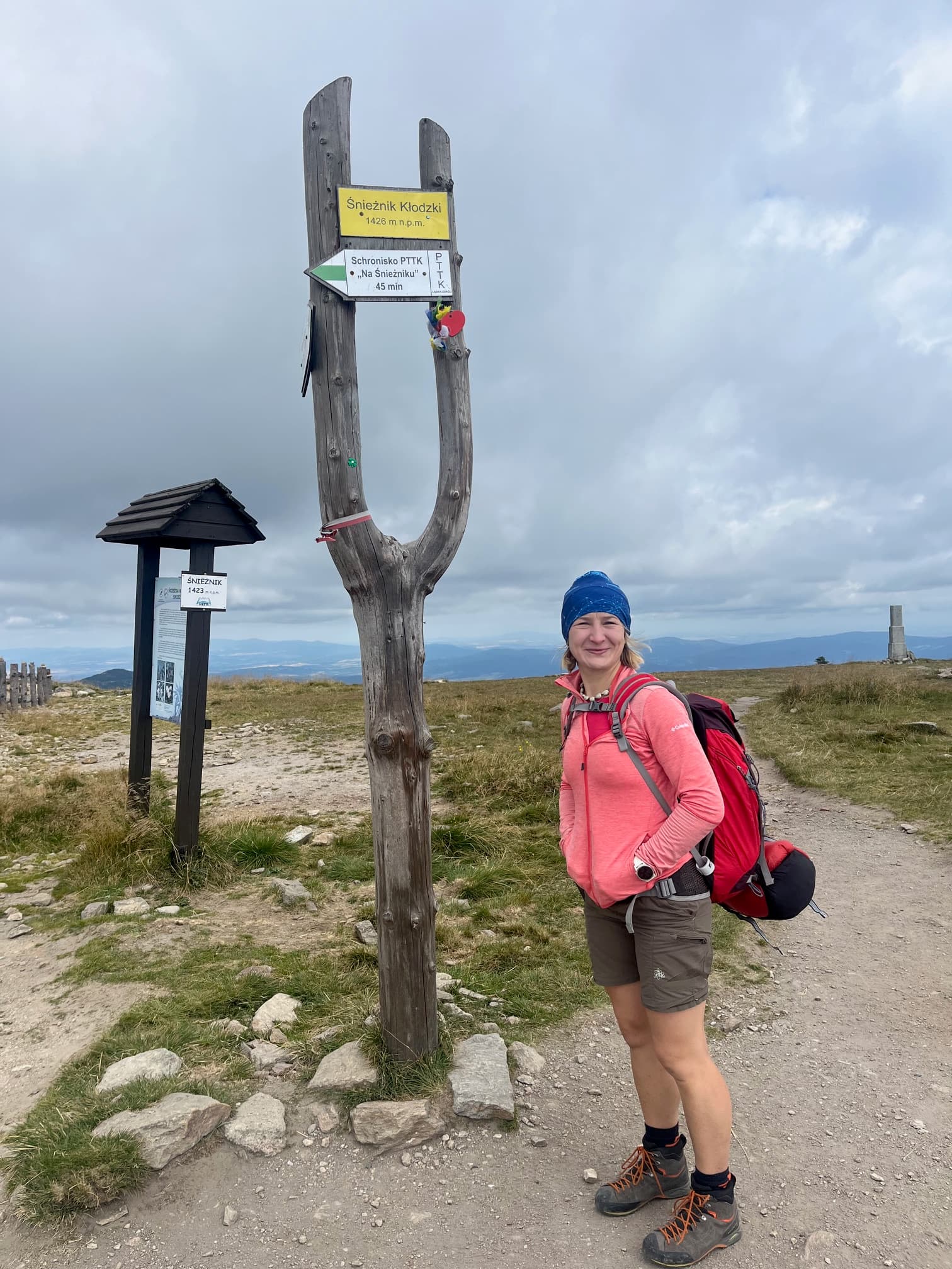 Widok ze szlaku na Masyw Śnieżnika z drogowskazem kierującym w stronę Sky Bridge