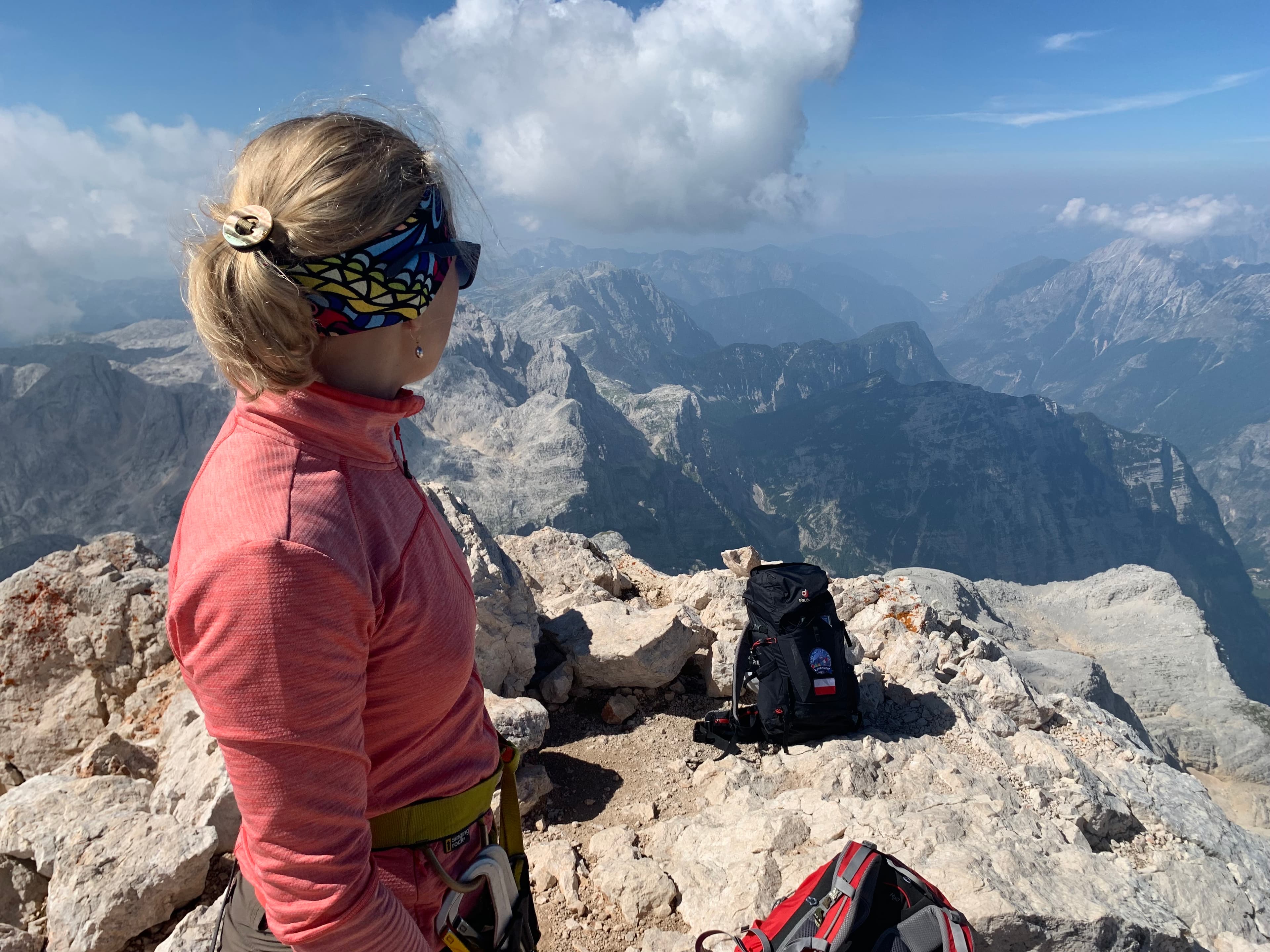 Aleksandra Kost na szczycie Triglavu z panoramą Alp Julijskich w tle