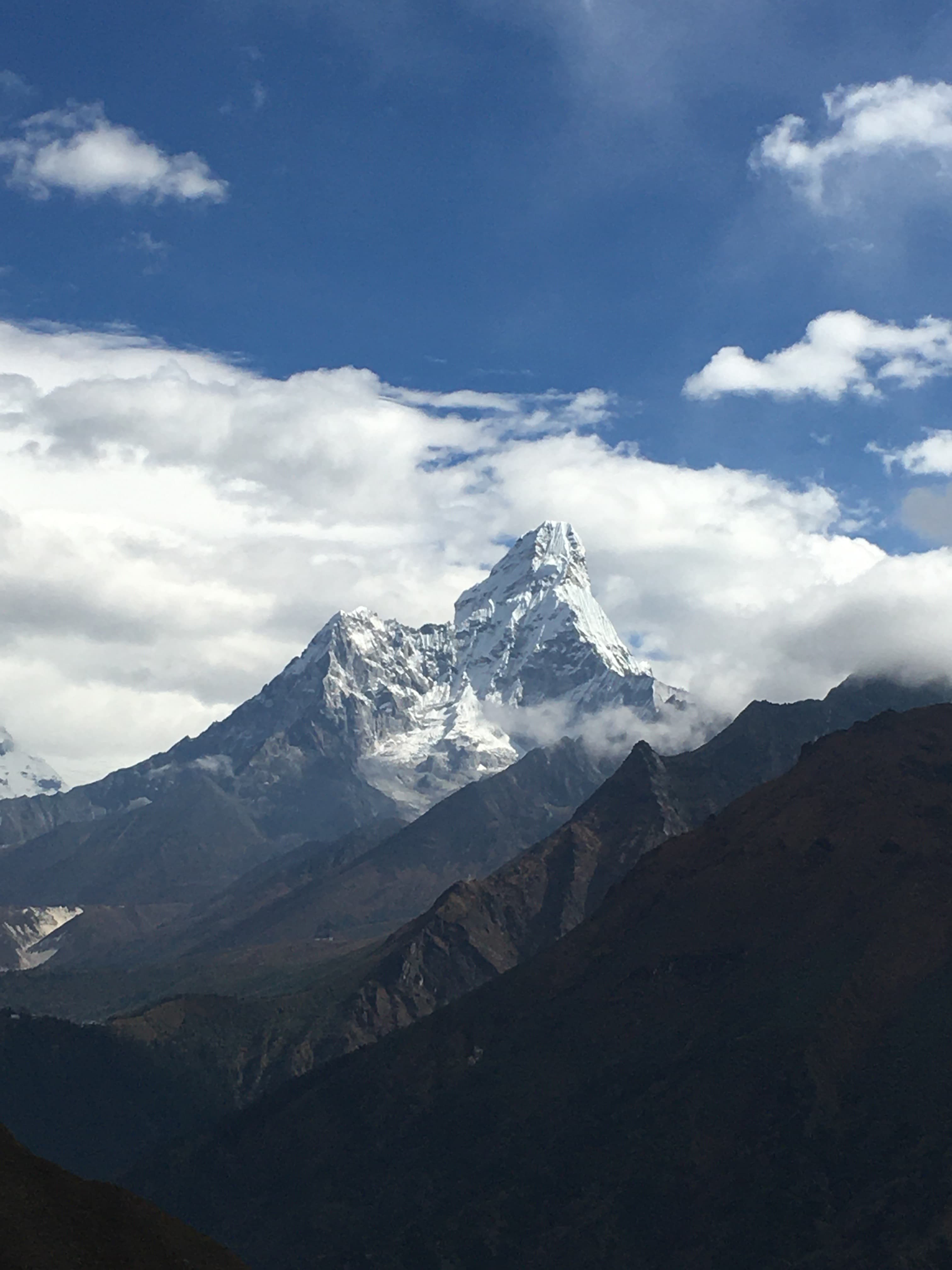Ośnieżony szczyt himalajski widziany z trasy wyprawy