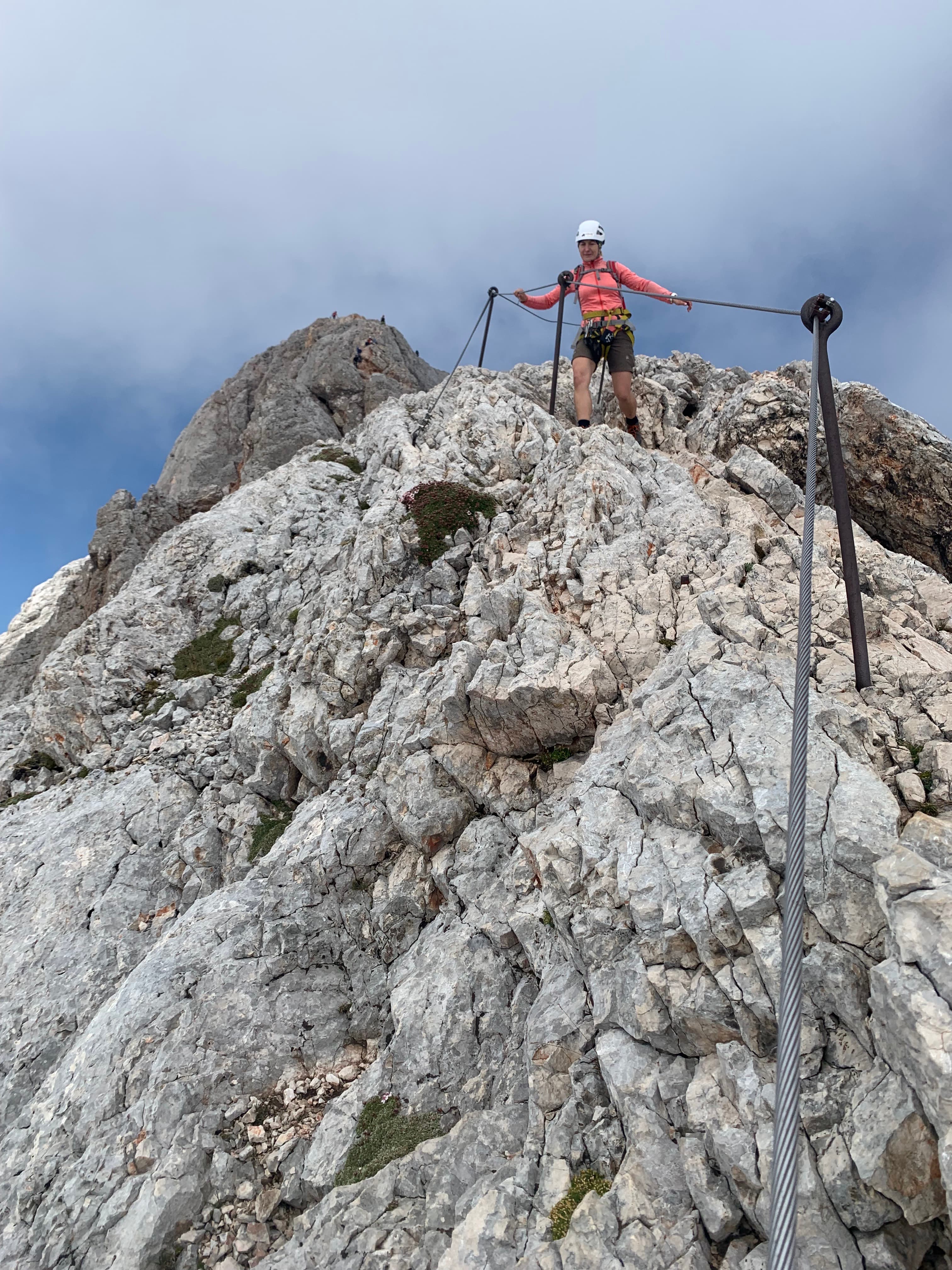 Aleksandra Kost na via ferracie z stalowymi linami w drodze na Triglav